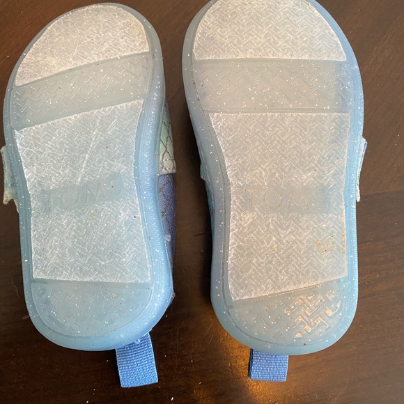 Set of 2: 1) Tom’s slip on shoes. Velcro closure & 2) Teva multicolored sandals - Picture 5 of 7